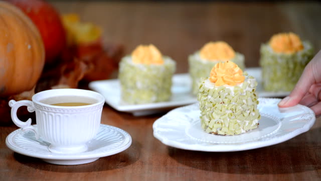 Delicioso-pastel-mini-calabaza-con-una-taza-de-té.
