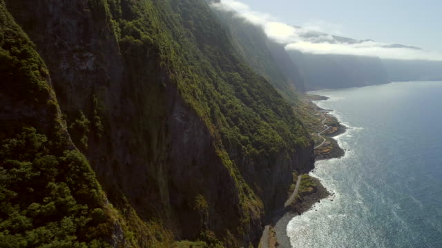 Costa-montañosa-de-Madeira-al-atardecer