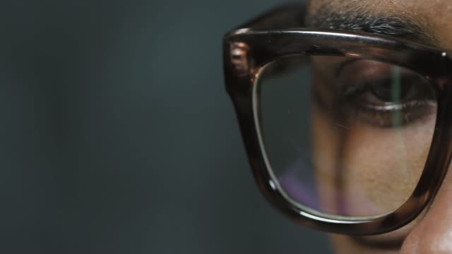 Hombre-negro-en-gafas-ver-códigos