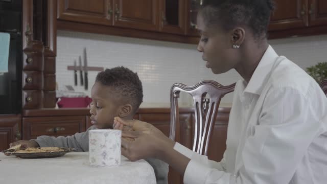 Mujer-afroamericana-sentada-con-su-pequeño-hijo