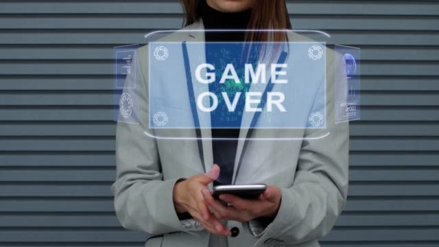 Mujer-de-negocios-interactúa-holograma-HUD-Game-Over