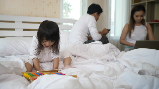 Parents-don't-care-about-their-daughter.-Left-her-to-play-the-phone