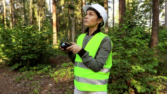Frau-Arbeitermit-Drohne-Quadcopter-Inspektion-Wald