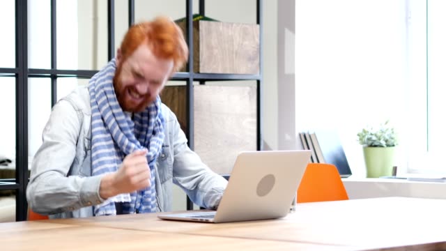 Hombre-enojado-barba-frustrado-trabajando-en-ordenador-portátil