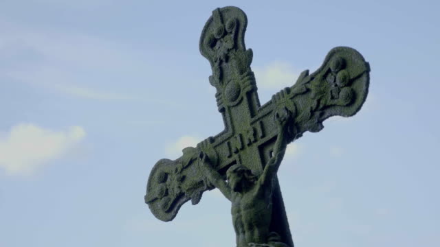 Metal-cruz-con-Cristo-crucificado-y-la-inscripción-INRI.-Símbolo-cristiano-de-la-fe.