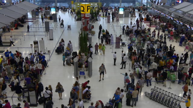 Singapur-Changi-Flughafen-Check-in-überfüllten-touristischen-Zone-4k-Panorama-Aufnahmen