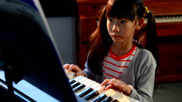 Schulmädchen-lernen,-e-Piano-Musik-Klasse-4k