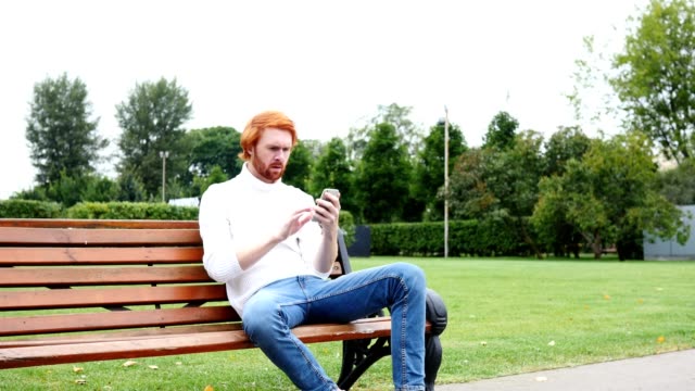 Ausfall,-Verlust-Geste-von-Mann-mit-Smartphone,-auf-Bank-im-Freien-sitzen