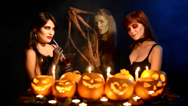 Drei-Mädchen-in-Halloween-Kostümen