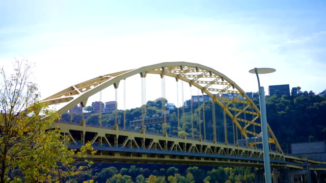 Timelapse-del-puente-túnel-Fort-Pitt-en-Pittsburgh-en-la-tarde-soleada-de-otoño