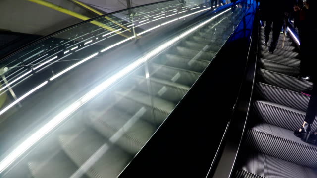 Internacional-de-video-en-las-escaleras-ascensor-centro-comercial-POV