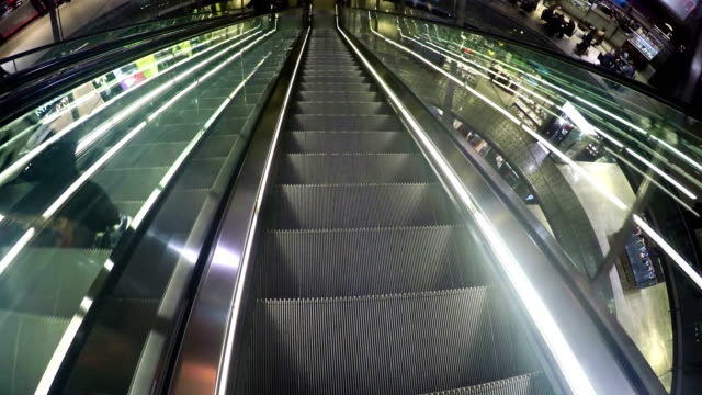 Allerdings-auf-Mall-Aufzug-Treppe-POV