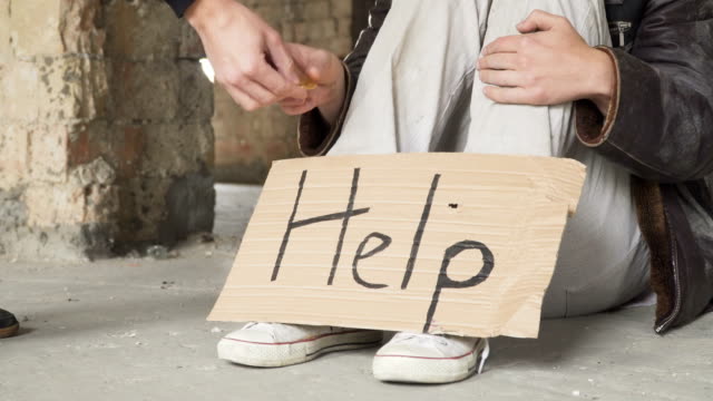 Passer-gives-bitcoin-to-homeless-man