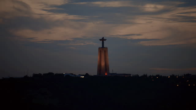 Estatua-de-Cristo-Rei-en-Lisboa-en-la-noche.