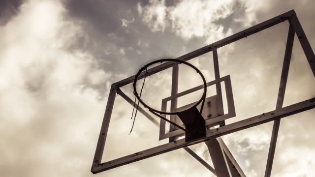 Dramatisch-verschieben-Wolke-Hintergrund-ein-Basketball-Ring-in-warmen-Farben