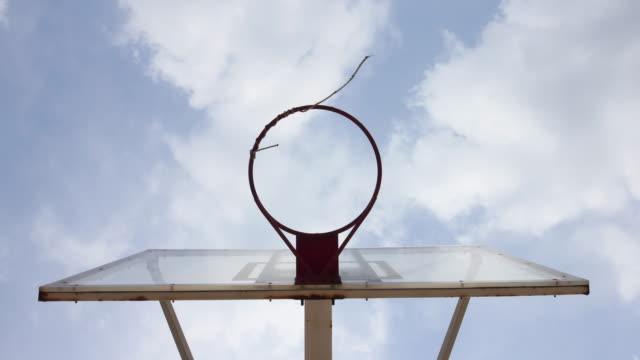 Un-aro-de-baloncesto-con-fondo-de-nubes-en-movimiento