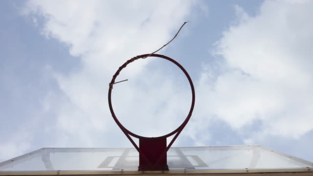 Einen-Basketballkorb-mit-beweglichen-Wolke-Hintergrund