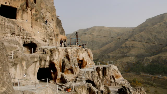 VARDZIA,-GEORGIA---17-de-octubre-de-2017:-Gente-turismo-sitio-cueva-de-Monasterio-de-Vardzia-en-Georgia-en-la-montaña-de-Erusheti.