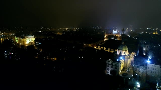 Panorama-de-la-noche-de-Praga,-vista-panorámica-desde-el-aire-a-la-vieja-plaza,-luces-de-la-ciudad-de-noche,-Praga