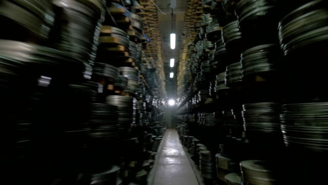 Numerosas-cintas-de-video-se-almacenan-en-el-archivo-de-película.