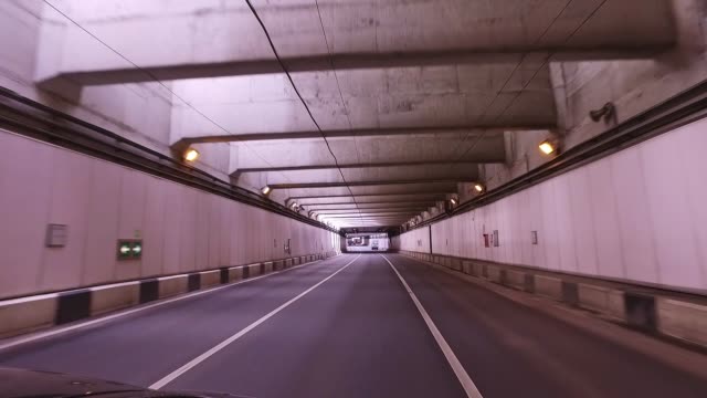 Sicht-auf-die-Straße-im-tunnel