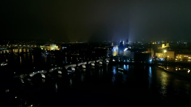 Panorama-de-la-noche-de-Praga,-vista-panorámica-desde-el-aire-de-la-ciudad-vieja-y-el-puente-de-Carlos,-luces-de-la-ciudad-de-noche,-Praga