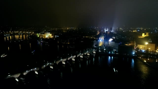 Nacht-Panorama-von-Prag,-Panoramablick-aus-der-Luft-auf-die-Altstadt-und-Karlsbrücke,-Lichter-der-Nacht-Stadt,-Prag