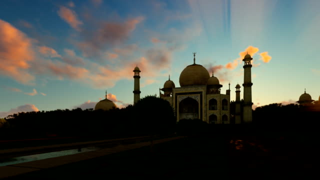 Taj-Mahal-against-timelapse-sunrise,-zoom-in