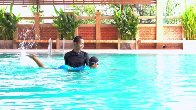Vater-lehrt-Tochter-zu-schwimmen