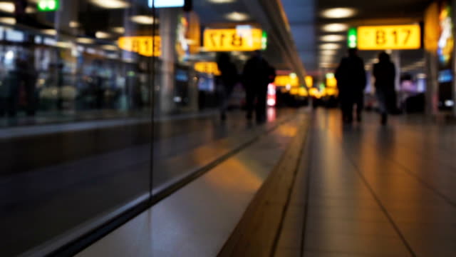 Passengers-walking-on-flat-elevator-to-terminal,-hurry-to-flight,-holiday-trip