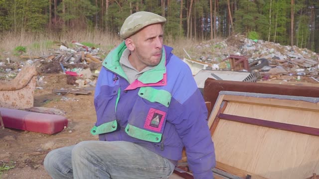 Obdachloser-Mann-isst-auf-der-Müllkippe-sozialen-video