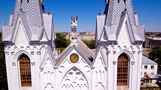 Katholische-Kirche-Blick-von-der-Dron-Kamera-die-Kamera-öffnet-und-mit-Blick-auf-die-Stadt
