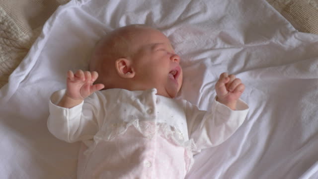 Babymädchen-von-zwei-Monaten-Weinen