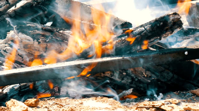 Helles-Feuer-das-Brennholz-verbrennen-Nahaufnahme