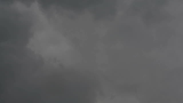 Bewegung-langsam-regnet-Gewitterwolken