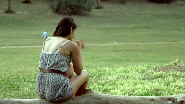 mujer-solitaria-desesperada-triste-en-el-parque.-Problemas,-problemas