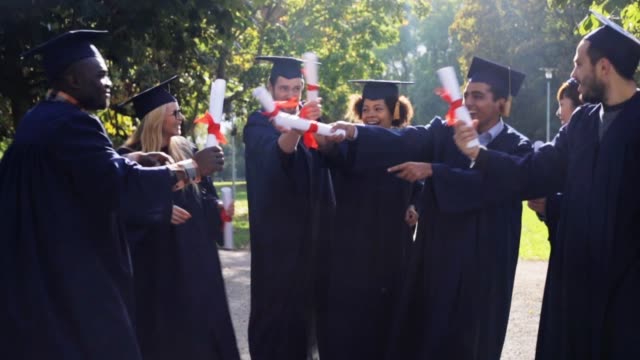 estudiantes-felices-en-juntas-de-mortero-con-diplomas