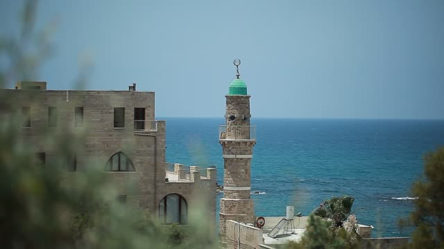 Das-Minarett-der-alten-Moschee-in-der-Stadt-Jaffa-Tel-Aviv-gegen-das-Meer