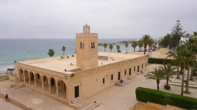 Great-Moslem-Mosque-on-territory-medieval-fortress-Ribat-in-Monastir,-Tunisia