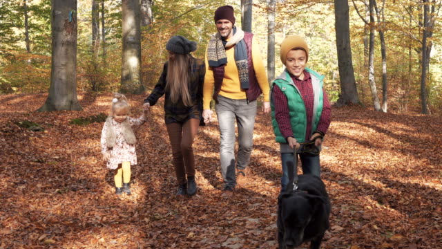Familie-mit-Hund,-Wandern-im-Herbst