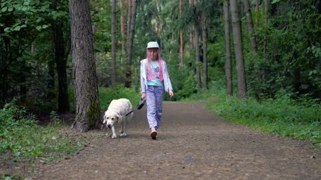niña-se-hace-caminando-con-un-perro-en-el-bosque