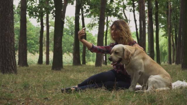 Junge-Dame-macht-Selfie-mit-ihrem-Hund