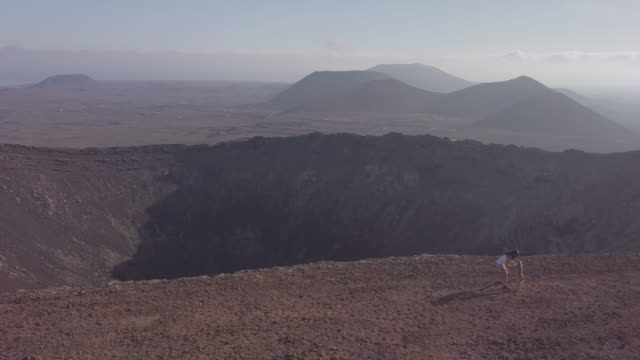 Mädchen-mit-ihrem-Hund-auf-dem-Gipfel-des-Vulkans,-fuerteventura