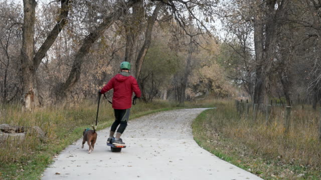 Reiten-ein-Elektro-Skateboard-mit-einem-Hund