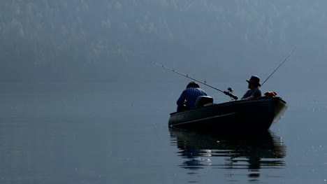 Dos-pescadores-pesca-en-el-río-4k