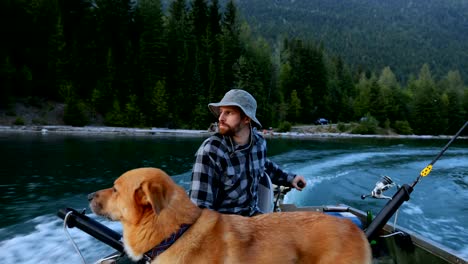 Fischer-Reisen-mit-seinem-Hund-im-Boot-4k