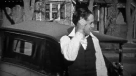 1933:-suave-Mann-mit-weißem-Hemd-mit-Kragen-bekommt-verlegen.