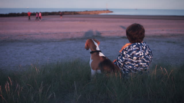 4K-im-freien-Meer-Kind-und-Hund-Blick-auf-Sonnenuntergang