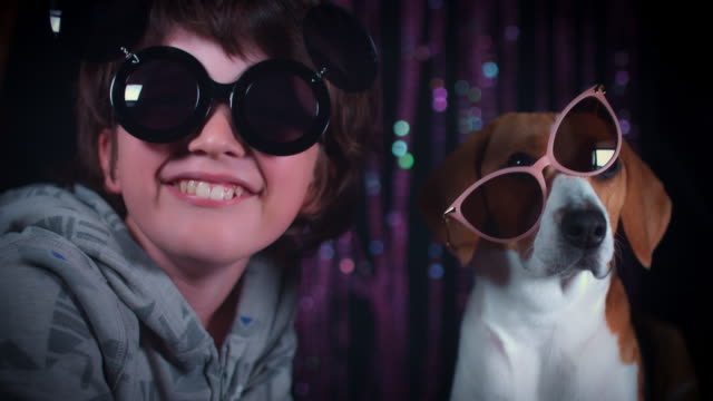 4-k-lustiger-Hund-und-junge-lachend-mit-Sonnenbrille