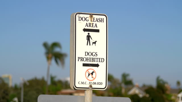 Dogs-prohibited-and-dog-leash-area-sign-in-4k-slow-motion